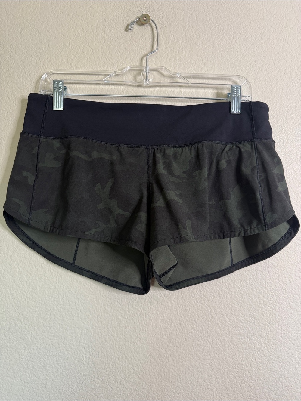 Lululemon speed shorts women’s 8 regular camo